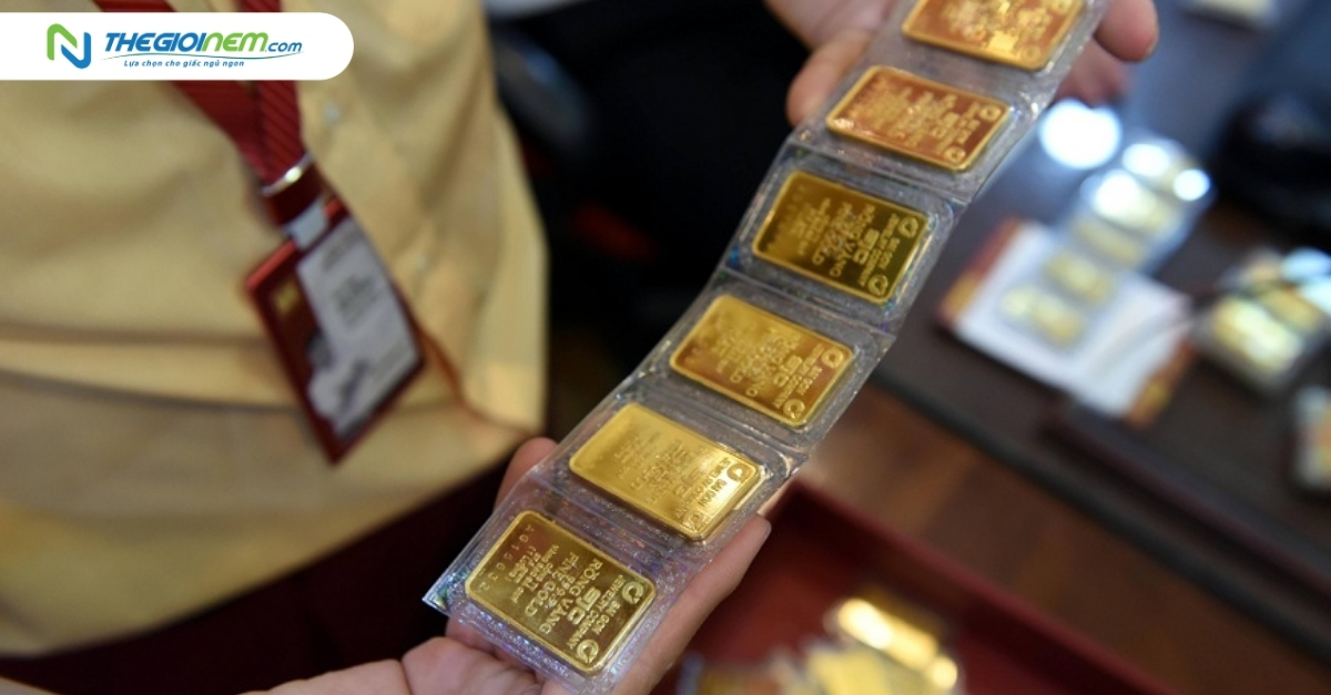 Giá vàng đang trên đà tăng, nên mua vào hay bán ra?