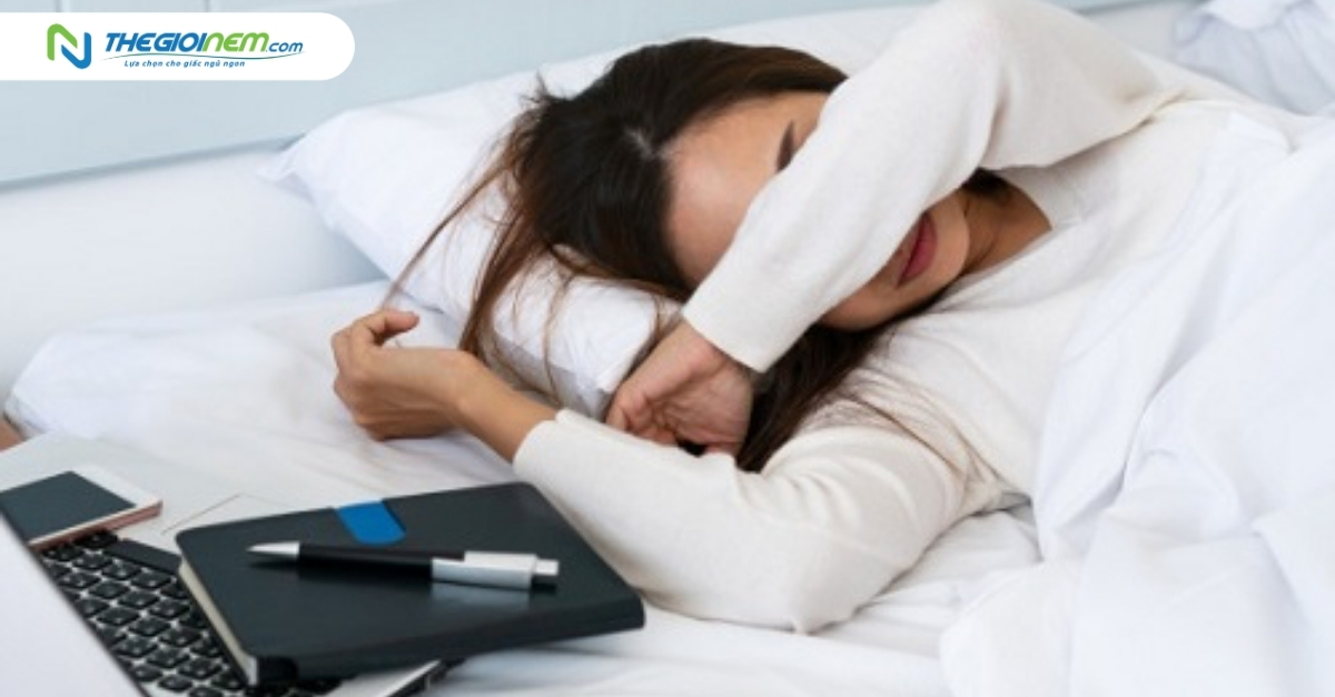 Nằm trên giường cả ngày: trào lưu gây ảnh hưởng tới sức khỏe