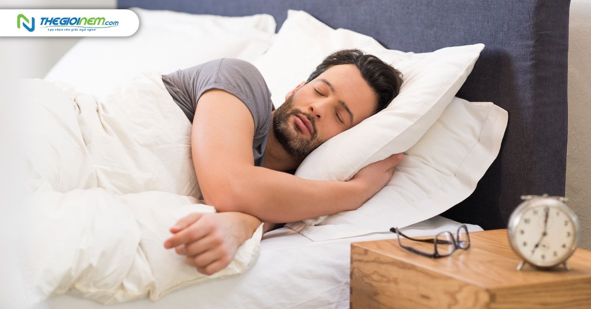 Tư thế ngủ nghiêng với gối ôm giúp giảm ngáy hiệu quả