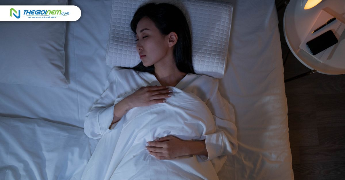 Tư thế ngủ ngửa dễ gây ngáy do tắc nghẽn đường thở