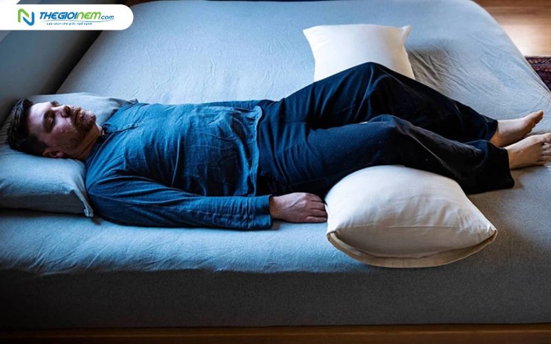 Người ngủ nằm ngửa với gối dưới đầu gối để hỗ trợ cột sống