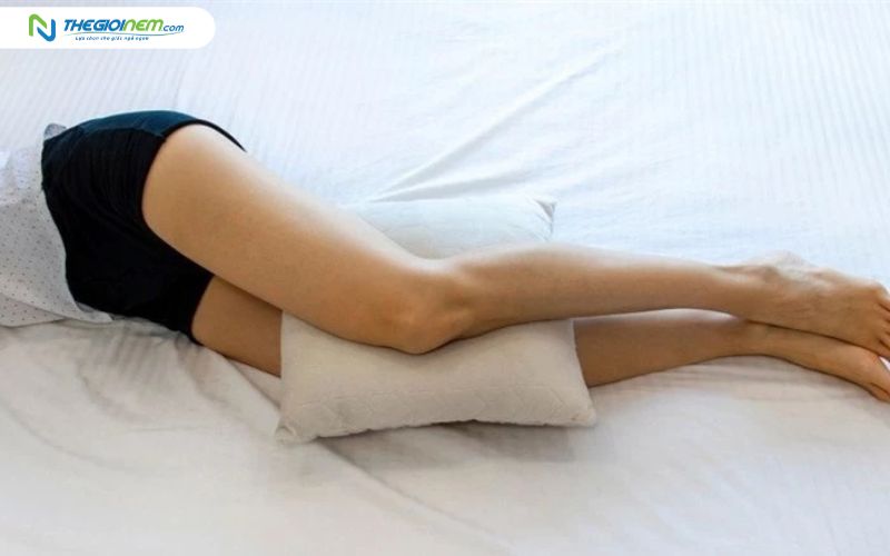 Sử dụng gối giữa đầu gối khi nằm nghiêng