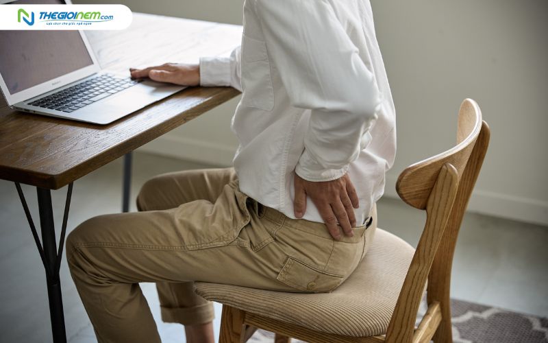Tư thế ngồi sai gây đau lưng cho dân văn phòng