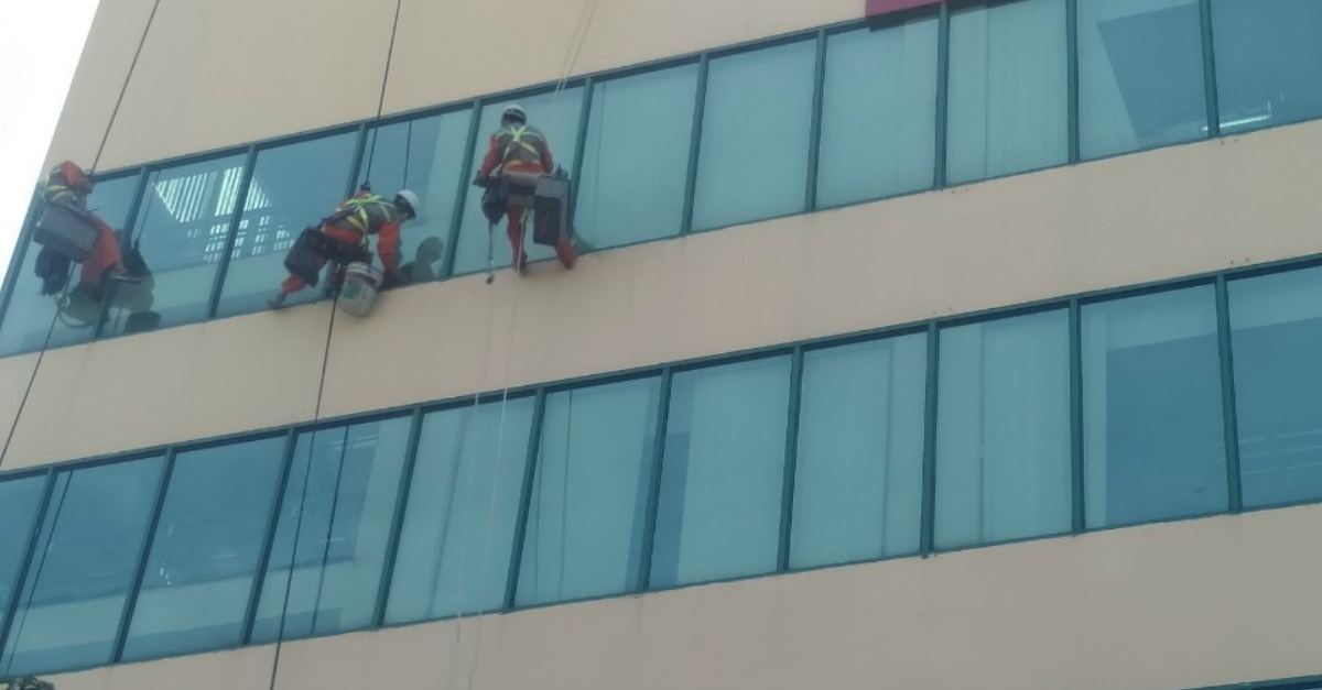 Nhân viên lau chùi các vết bẩn