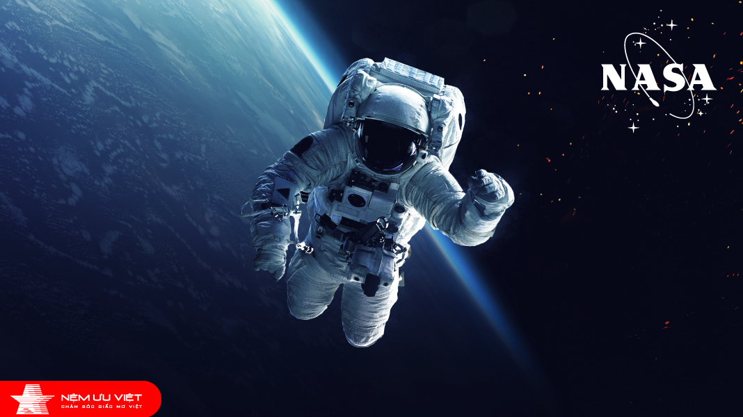Memory Foam là chất liệu được NASA Mỹ phát minh vào năm 1966 và được sử dụng để cấu thành miếng lớp lót trong áo bảo hộ không gian.