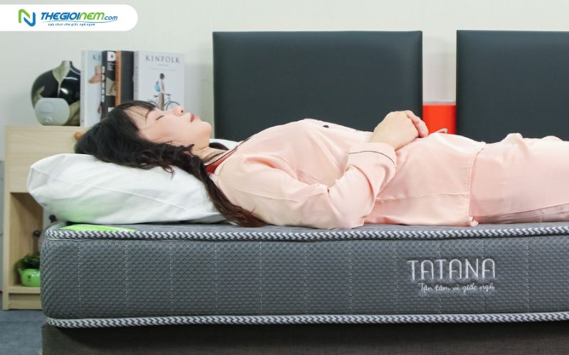Nằm thử nệm trước khi mua