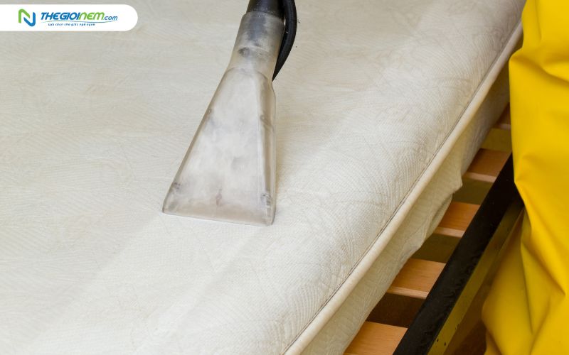 Nệm lò xo cần được vệ sinh đúng cách để đảm bảo độ bền