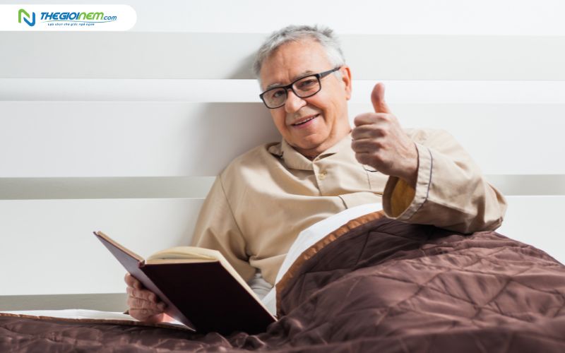 Đọc 1 vài trang sách trước khi ngủ để thư giãn