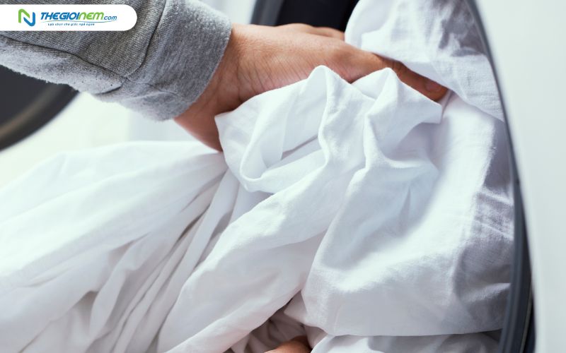 Giặt chăn ga gối đúng cách để khử mùi hôi hiệu quả