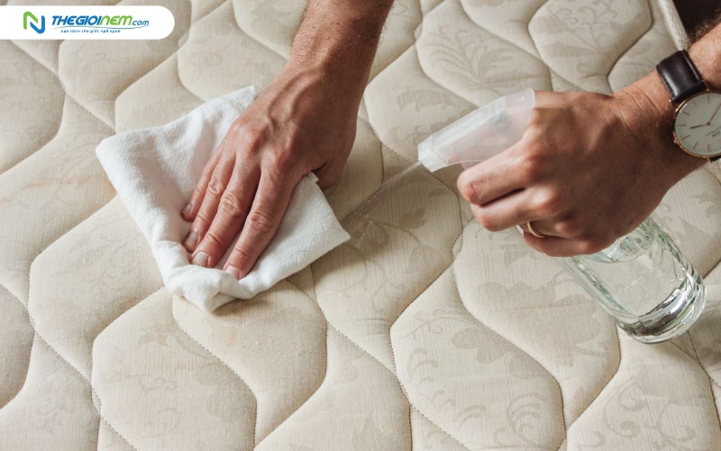 Nước oxy già loại bỏ vết ố vàng trên nệm an toàn