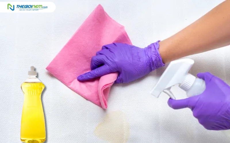 Nước rửa chén giúp làm sạch vết ố vàng trên nệm dễ dàng