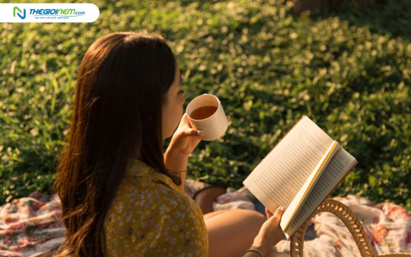Uống trà hoa cúc giúp thư giãn tinh thần, hỗ trợ giấc ngủ