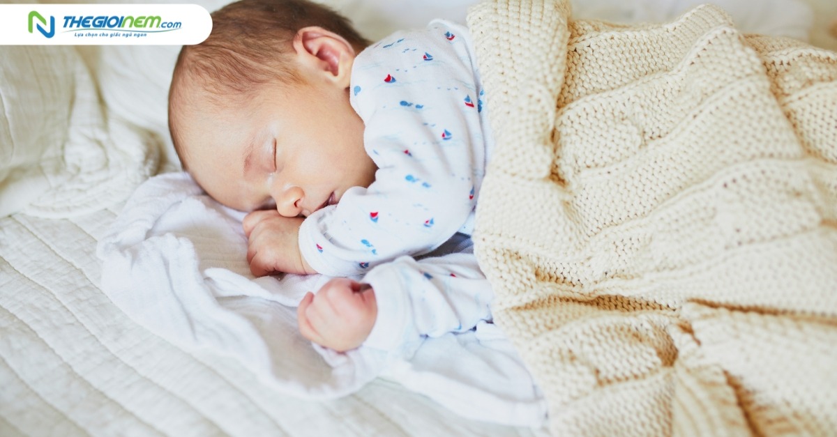 Mách mẹ cách mặc quần áo cho bé khi ngủ phù hợp với nhiệt độ