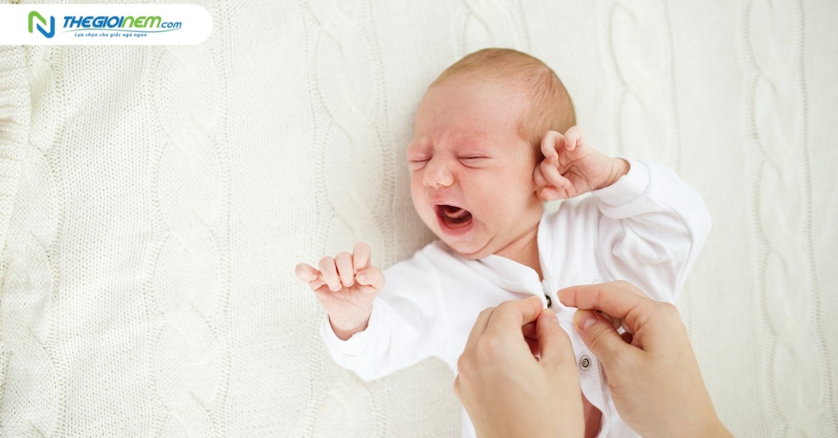 Mách mẹ cách mặc quần áo cho bé khi ngủ phù hợp với nhiệt độ