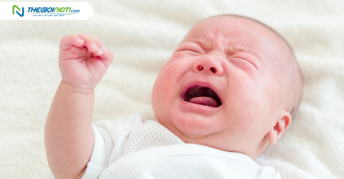 Vì sao trẻ hay khóc trước khi ngủ? Khắc phục như thế nào?