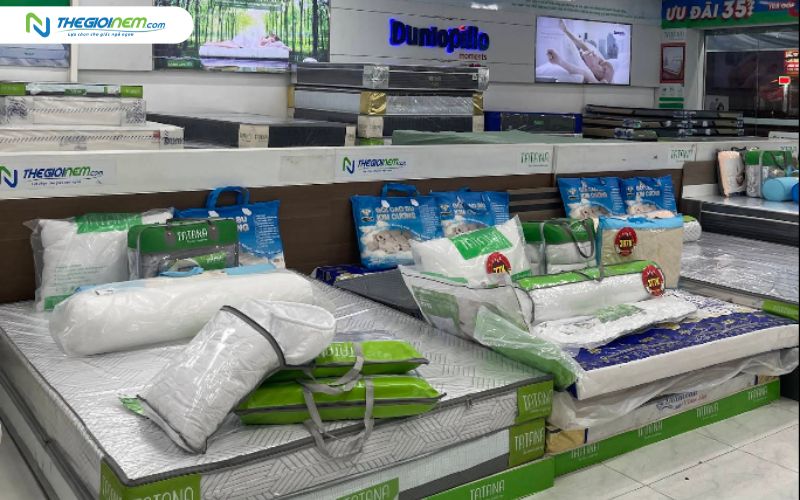 Các sản phẩm được trưng bày tại cửa hàng