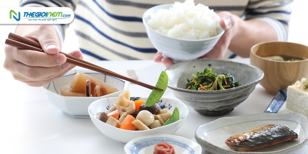 Vì sao bạn dễ bị buồn ngủ sau khi ăn no?