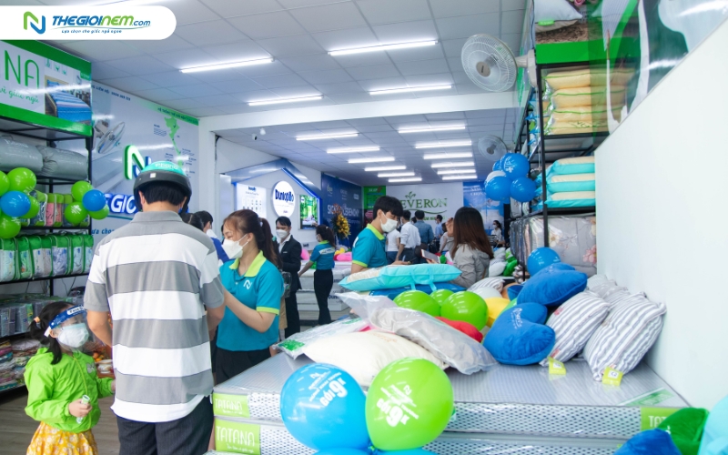 Không gian cửa hàng rộng rãi để trải nghiệm