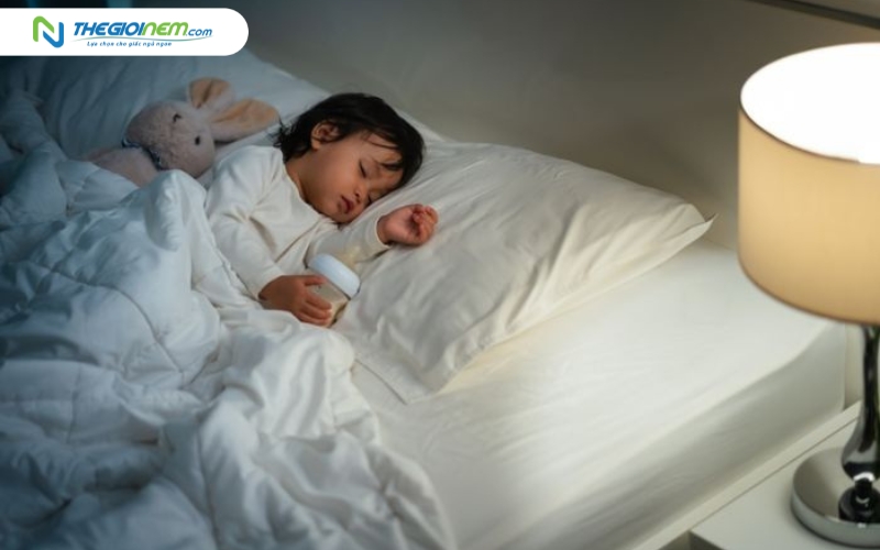 Chuẩn bị gối khi cho trẻ nằm giường riêng