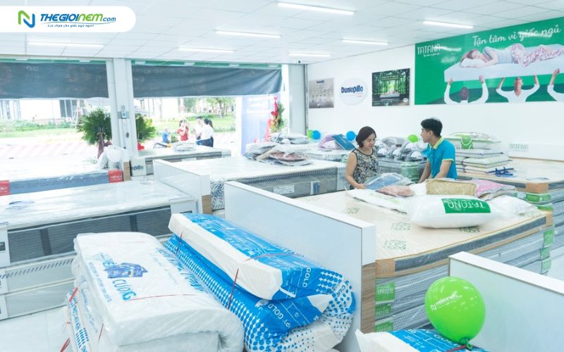 Cửa hàng có không gian mua sắm rộng rãi
