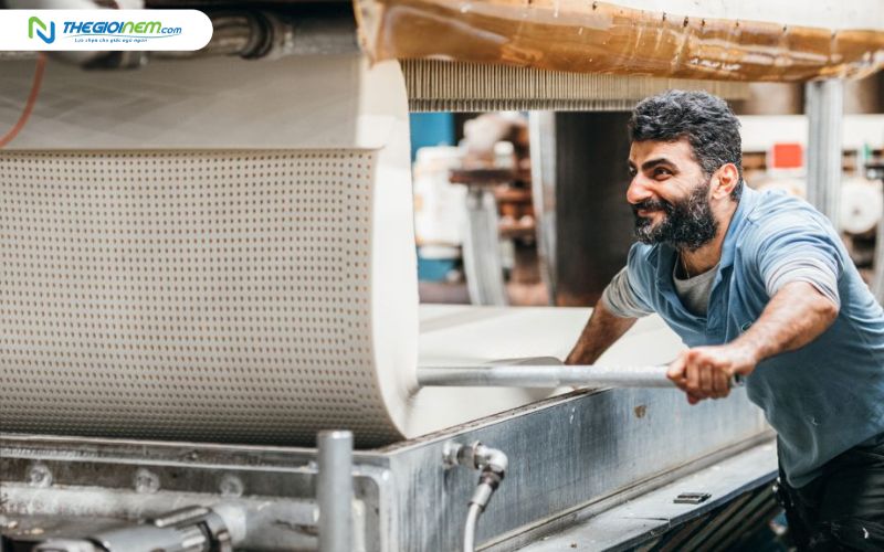 Nệm cao su sau khi lấy ra khỏi khuôn sẽ được xử lý