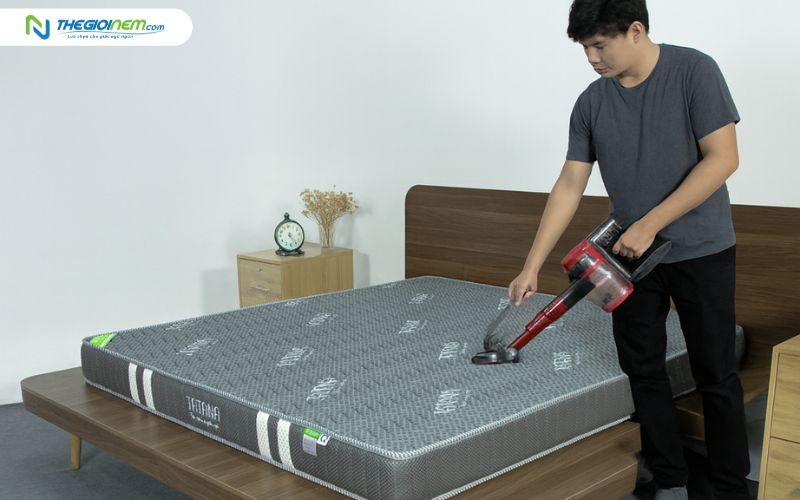 Hút bụi nệm định kỳ để đảm bảo vệ sinh
