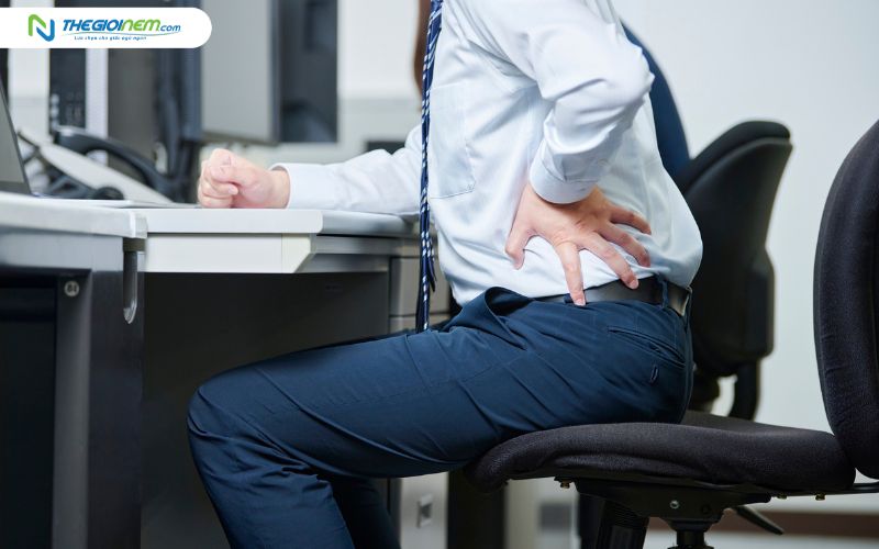 Đau lưng là vấn dề dễ gặp phải ở người làm việc văn phòng