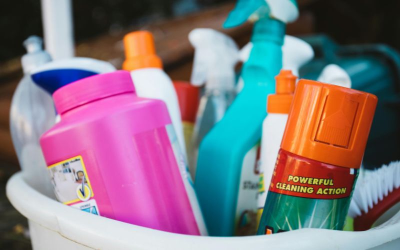 Chuẩn bị các dụng cụ cần thiết trước khi vệ sinh đệm