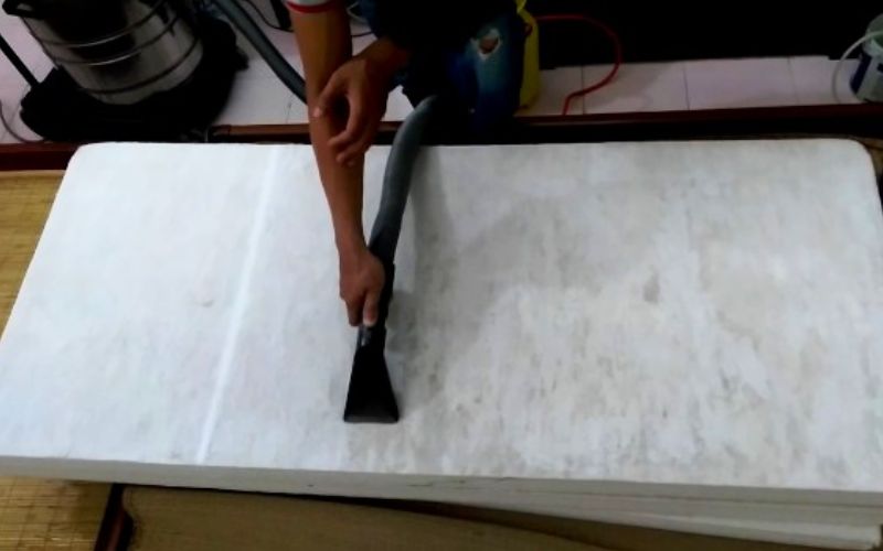 Hút bụi và làm sạch bề mặt đệm