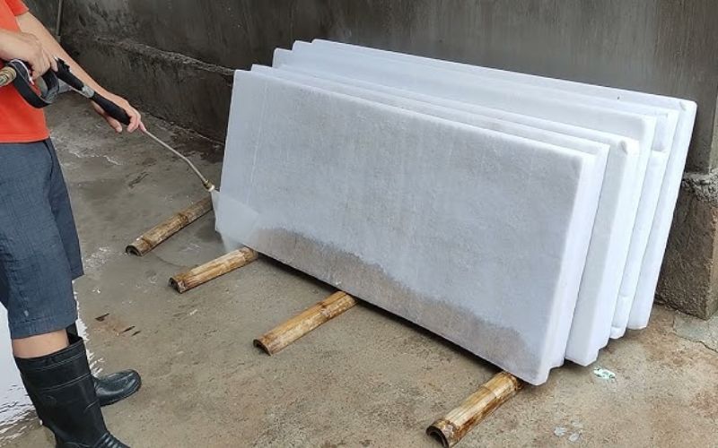 Không phải đệm bông ép nào cũng có thể giặt được bằng nước