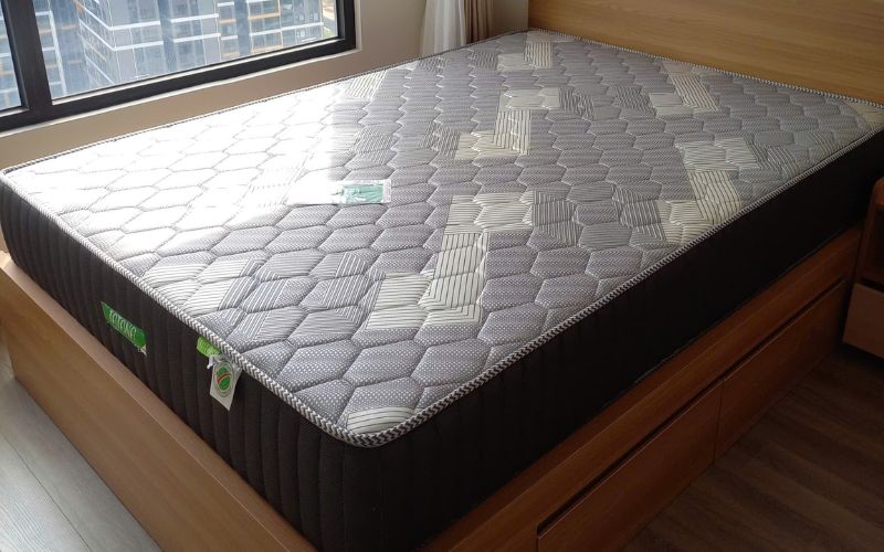 Đặt nệm lò xo TATANA trên giường phẳng