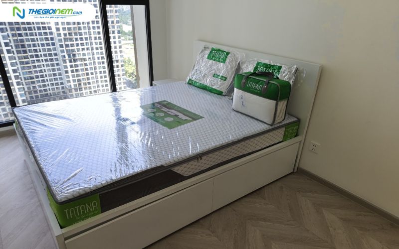 Đệm TATANA đặt trên giường phẳng để đảm bảo sử dụng dài lâu