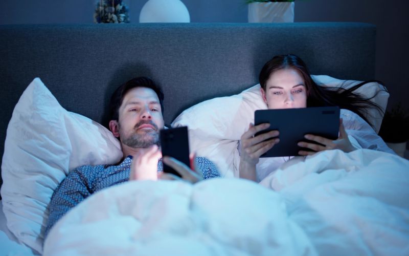 Sử dụng điện thoại trước khi đi ngủ là một thói quen xấu