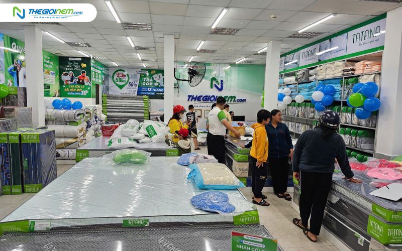 Mua nệm tại showroom để trải nghiệm tốt hơn