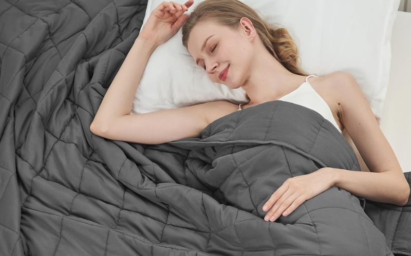 Chăn trọng lực khá nặng giúp tạo cảm giác như được ôm ấp, xoa bóp