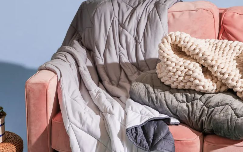 Nên mua chăn trọng lực để hỗ trợ giấc ngủ