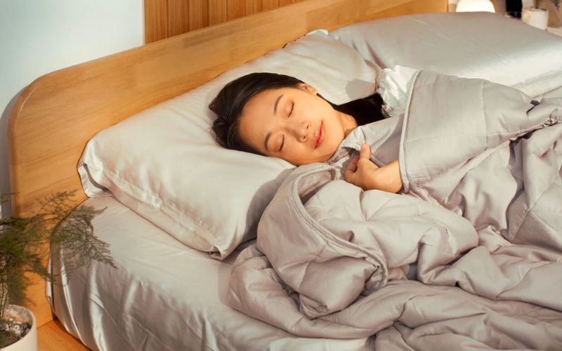 Sử dụng chăn trọng lực giúp bạn ngủ ngon hơn