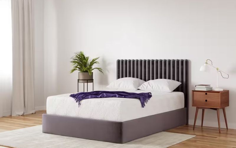 Đặt nệm trên giường phẳng thoáng khí