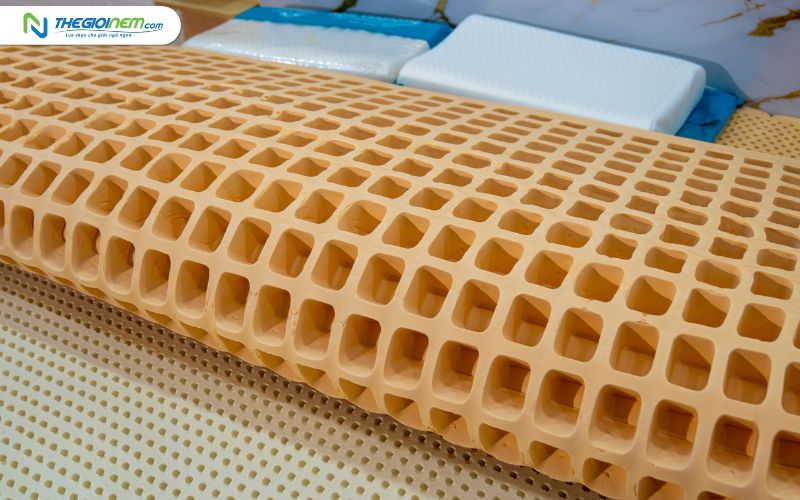 Tại sao nệm cao su lại có lỗ tròn và lỗ vuông?