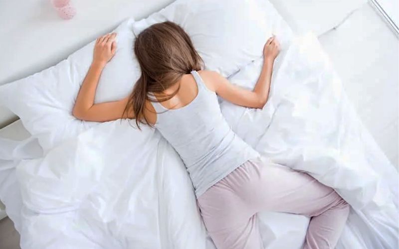 Bị thoát vị đĩa đệm không nên nằm sấp