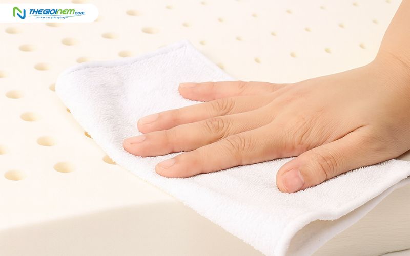 Sử dụng khăn ẩm để làm sạch bề mặt nệm