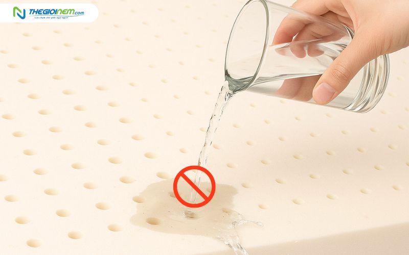 Tránh đổ nước lên nệm cao su thiên nhiên