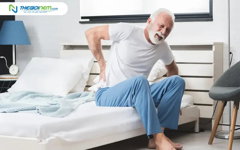 nệm quá cứng làm đau vai hông