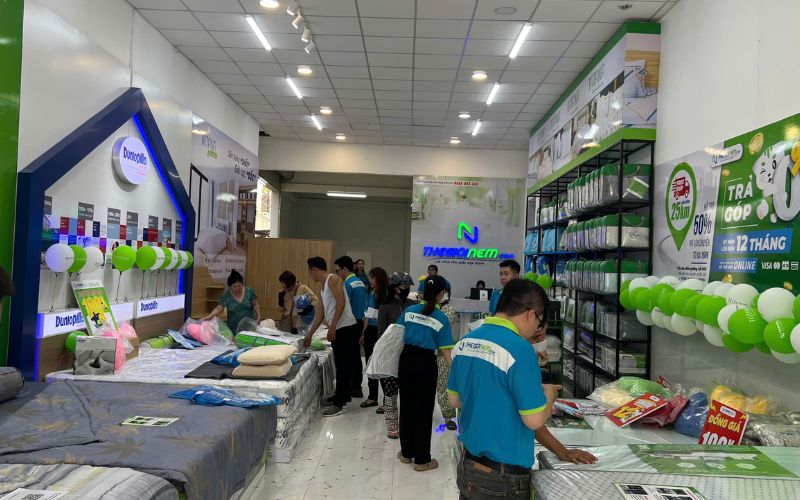 Nên trải nghiệm sản phẩm trực tiếp tại cửa hàng