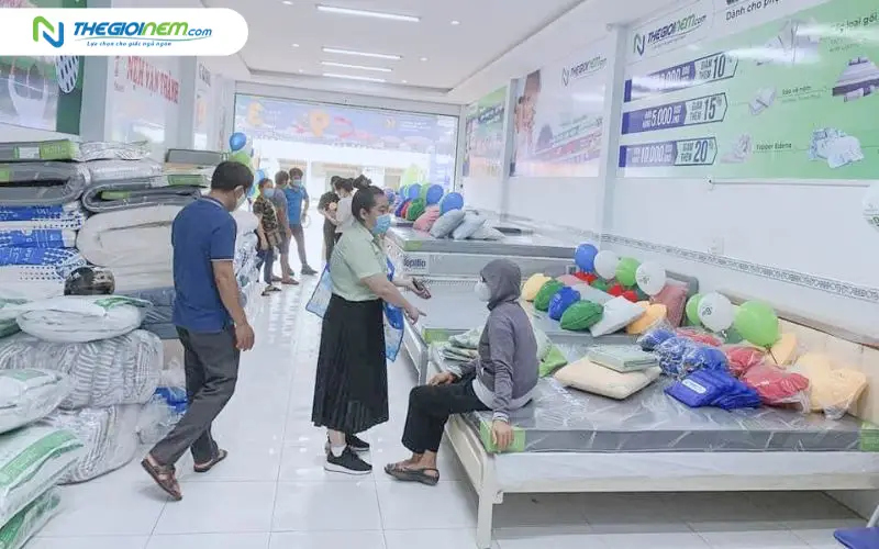 thử nệm trước khi mua