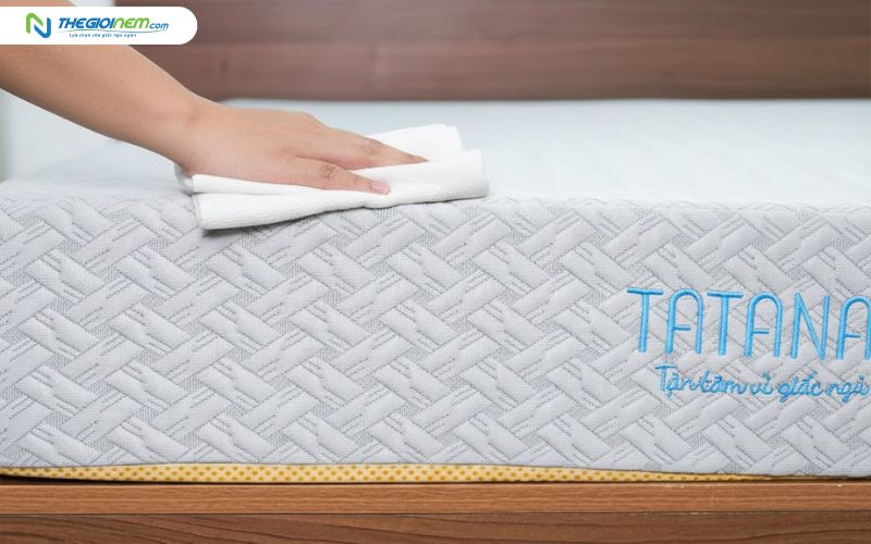 Dùng khăn khô để xử lý vế bẩn trên bề mặt nệm