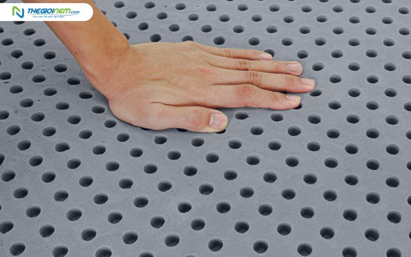 Ruột nệm than hoạt tính có thiết kế mặt lỗ, cần lưu ý khi vệ sinh