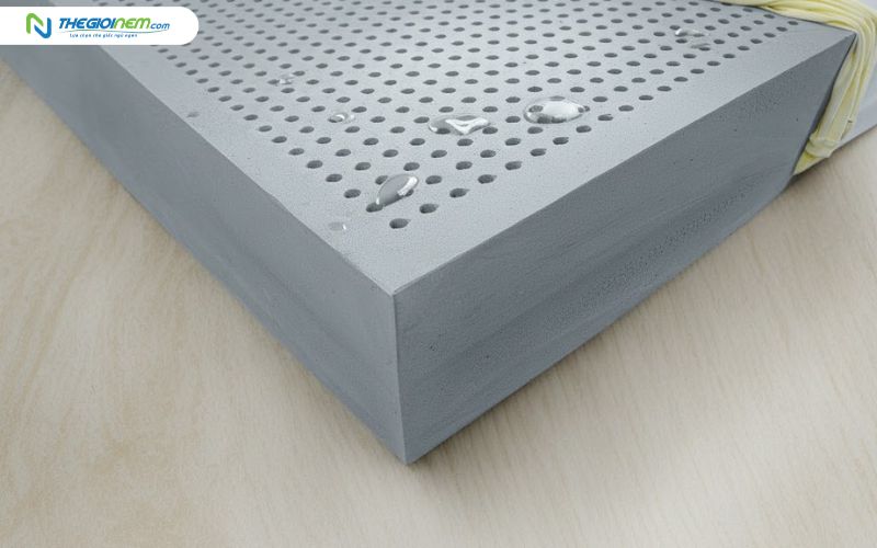 Tránh đổ nước trực tiếp lên bề mặt nệm