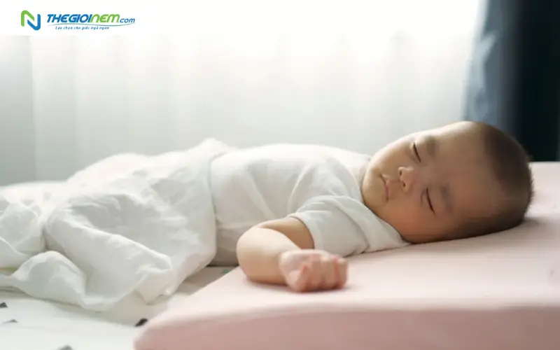 Kê cao đầu và vai khi ngủ