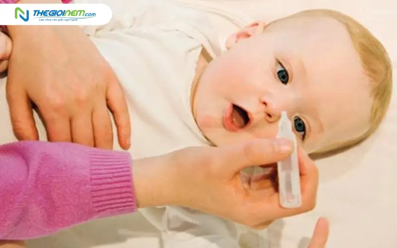 Vệ sinh mũi bằng nước muối sinh lý trước khi đi ngủ